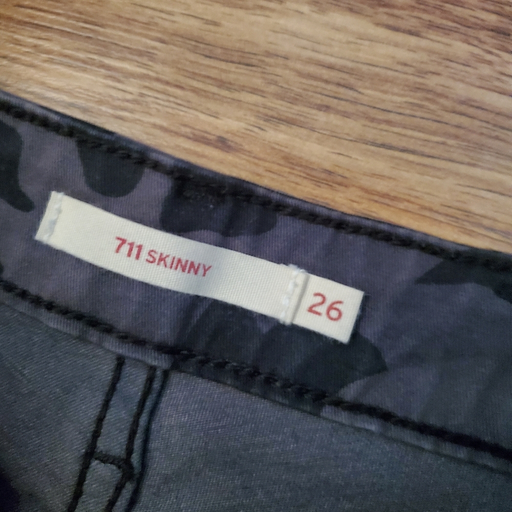 Levi's 711 Size 26 Skinny Black & Gray Camo Cropped Jeans - Picture 5 of 9